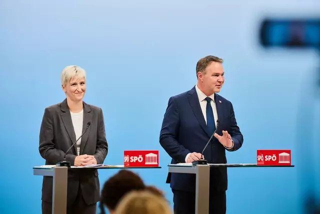 Elke Hanel-Torsch von der Mietervereinigung Wien  und Vizekanzler Babler (v.l.n.r) wollen auch eine neue Mietpreisbremse im unregulierten, freien Markt.  | Foto: SPÖ-Parlamentsklub/Prinz