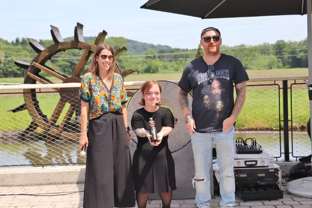 Daniela Haindl (Bildmitte) mit Tina Pansy und Patrick Haas vom Atelier Haas, seit Jahren Partner der Haindl Mühle bei Fragen zu Corporate Identity.  | Foto: Edith Ertl