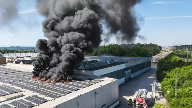 Speditionsdach in Marchtrenk in Flammen: Zwei Feuerwehren löschten die in Brand geratene PV-Anlage. | Foto: laumat.at
