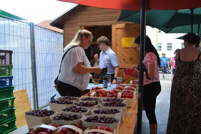 Vor Ort konnten natürlich auch Wiesener Erdbeeren gekauft werden. | Foto: Jennifer Flechl