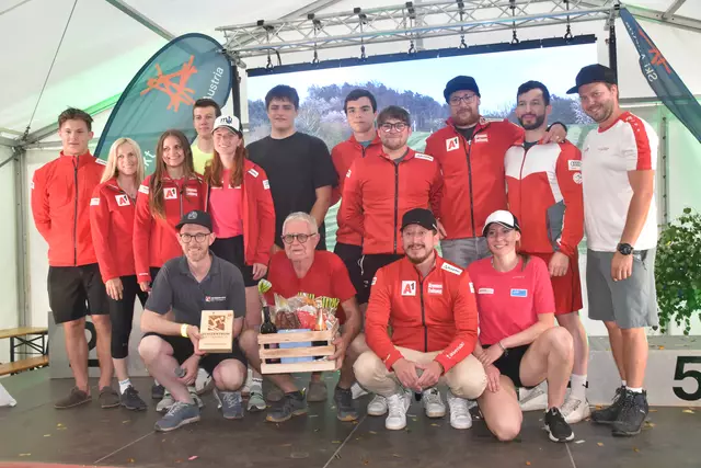 Das Grasski-Nationalteam dankte Willi Böhm für seinen langjährigen Einsatz auf der Rennpiste. | Foto: Michael Strini