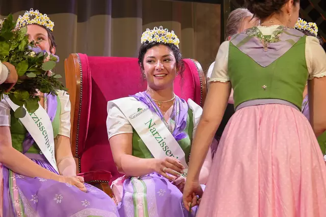Am Ende war es Magdalena Egger, die sich durchsetzen konnte und nun als neue Narzissenkönigin das Ausseerland Salzkammergut repräsentieren wird. Unterstützt wird sie dabei von ihren beiden Prinzessinnen Celina und Johanna – gemeinsam bilden sie das neue Gesicht des Narzissenfests 2025.