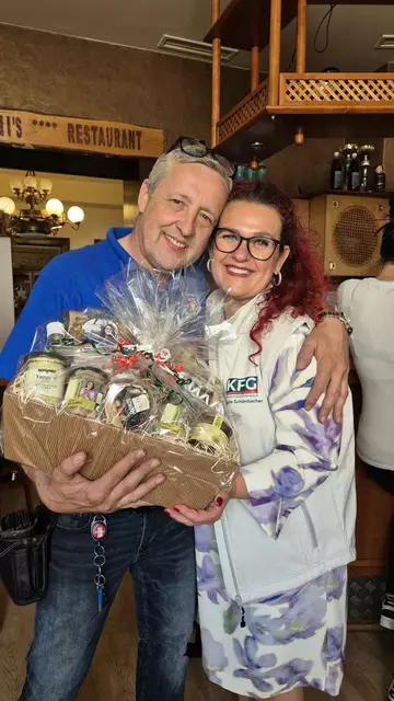 Anton Hirzbauer steht seit 20 Jahren hinter dem Gasthaus Hofstätter. Das wurde rauschend gefeiert, zu den Gratulantinnen und Gratulanten gehörte auch Stadträtin Claudia Schönbacher (KFG). | Foto: MeinBezirk