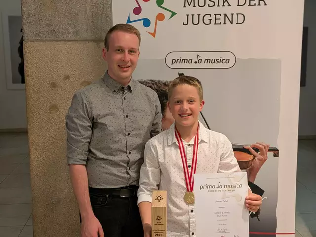 Simon Zahrl mit Lehrer Mathias Nothmüller. | Foto: privat