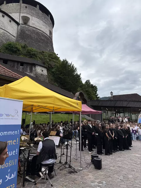 Vier Schulen, ein Konzert und 271 aktive Musikerinnen und Musiker – das erwartete Zuhörerinnen und Zuhörer am Fuße der Kufsteiner Festung. | Foto: HLW FW Kufstein