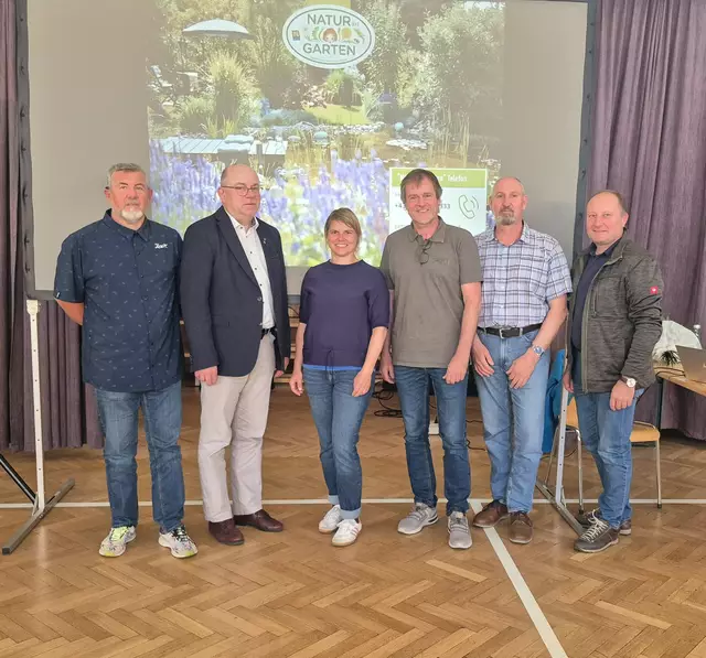 Gemeinderat Kurt Gregor (SPÖ), Bürgermeister Johann Laa (ÖVP), Petra Hirner von Natur im Garten, Rudolf Maurer (KLAR!), Gemeinderat Wolfgang Bregartbauer (SPÖ)und der Sarasdorfer Ortsvorsteher Markus Maurer (ÖVP) | Foto: MG Trautmannsdorf