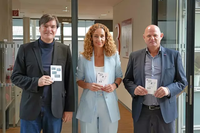 Den Sozialroutenplan präsentierten Soziallandesrätin Eva Pawlata (Mitte), Projektleiter Andreas Exenberger von der Universität Innsbruck (l.) und Hannes Lichtner, Geschäftsleiter der Interessensvertretung für Menschen mit Behinderungen, ÖZIV Tirol (r.). | Foto: Land Tirol/Reiter