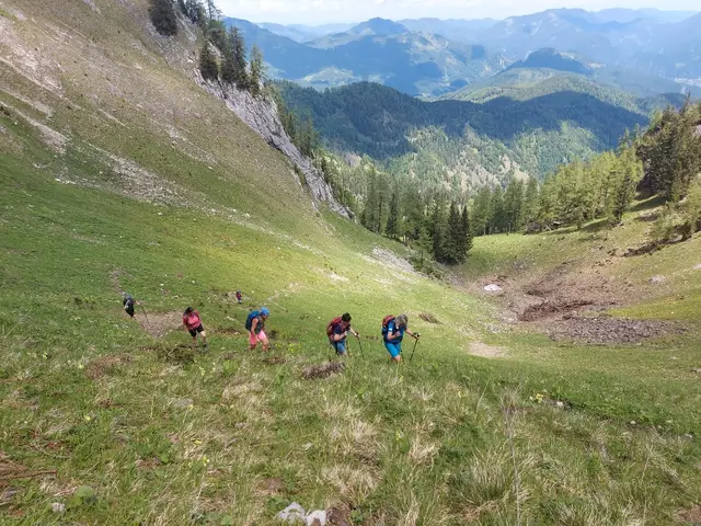 Es ging aufwärts zum Sauboden und weglos weiter zum Glöckel.  | Foto: AV Enns