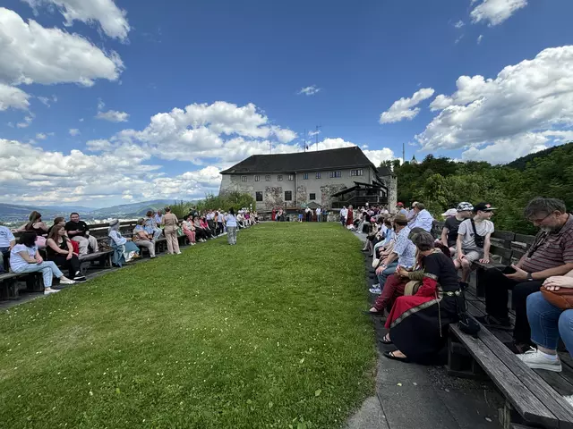 Die Gäste versammeln sich zur Greifvogelschau.