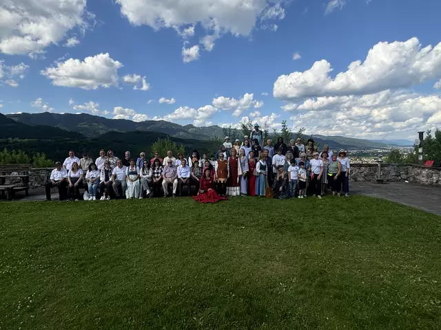 Ein schnelles Gruppenfoto auf der Burgterrasse, bevor es zum köstlichen Gegrillten geht.