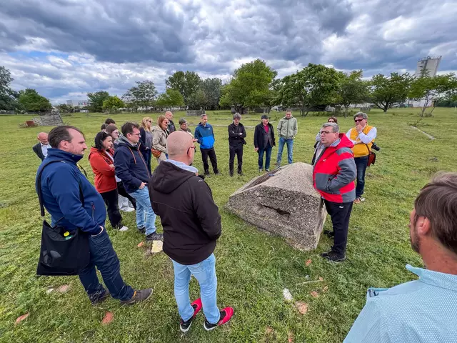 Bürgerliste Leobersdorf JETZT und SPÖ Leobersdorf beim Rundgang der einstigen Flugmotorenwerke des Nazireichs. | Foto: Christian Husar