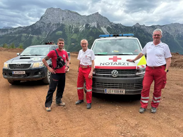 Teamwork der Einsatzkräfte vom Roten Kreuz mit der Bergrettung Eisenerz. | Foto: RK Leoben/ M. Aigner