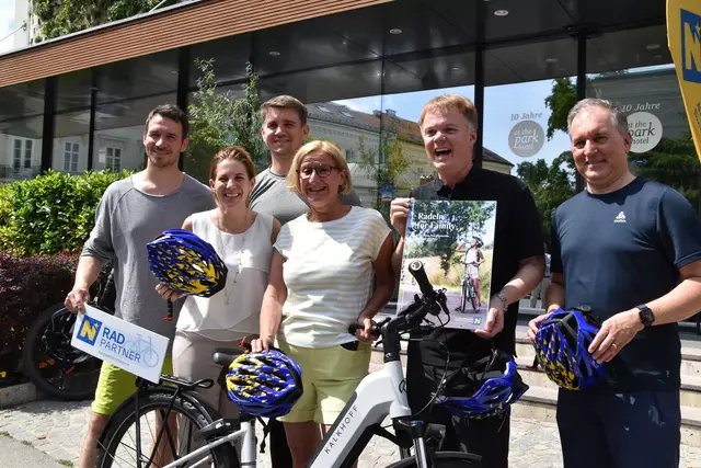 Radbotschafter Felix Neureuther, Bürgermeisterin Carmen-Jeitler-Cincelli, Axel Nemetz (Geschäftsführer At the Park), Landeshauptfrau Johanna Mikl-Leitner, Michael Duscher (Geschäftsführer Niederösterreich Werbung) und Vito Cecere (Botschafter der Bundesrepublik Deutschland in Österreich). | Foto: Preineder