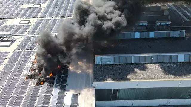 Speditionsdach in Marchtrenk in Flammen: Zwei Feuerwehren löschten die in Brand geratene PV-Anlage. | Foto: laumat.at