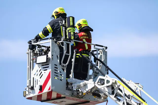 Speditionsdach in Marchtrenk in Flammen: Zwei Feuerwehren löschten die in Brand geratene PV-Anlage. | Foto: laumat.at