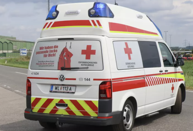 Sturz in den Pool eines Hauses in Stadl-Paura: Mit vereinten Kräften des Roten Kreuzes und der Feuerwehr konnte eine Person aus dem leeren Becken transportiert werden. | Foto: laumat.at