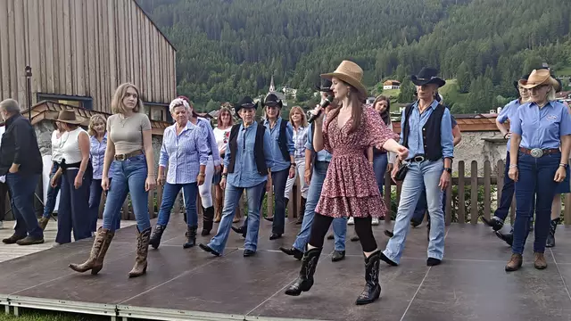 Zahlreiche Country-Fans und Liebhaber des Line-Dance genossen den Abend und schwangen gemeinsam das Tanzbein. | Foto: Verein Schloss Matrei-Trautson/Demir