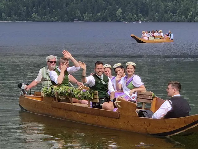 Mit dem Bootskorso am Sonntag erlebte das 65. Narzissenfest den krönenden Höhepunkt. Insgesamt nahmen 25 Beiträge teil. | Foto: Waltraud Fischer