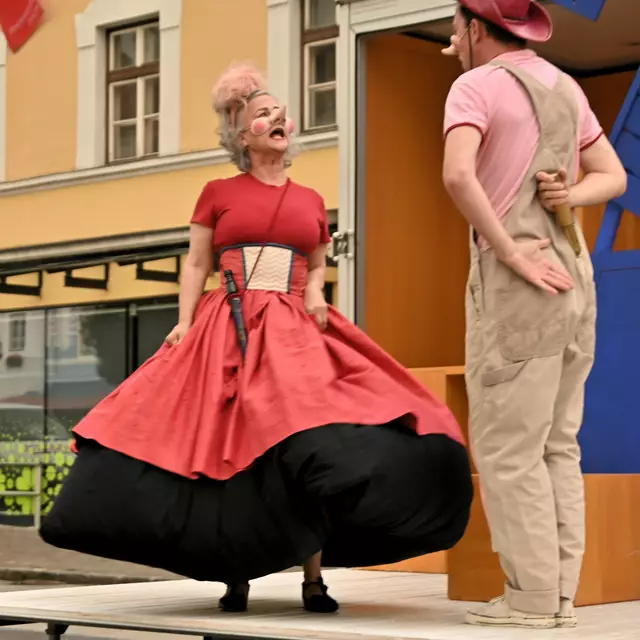 Mit Lügennasen: Angelica Ladurner und Stefan Moser