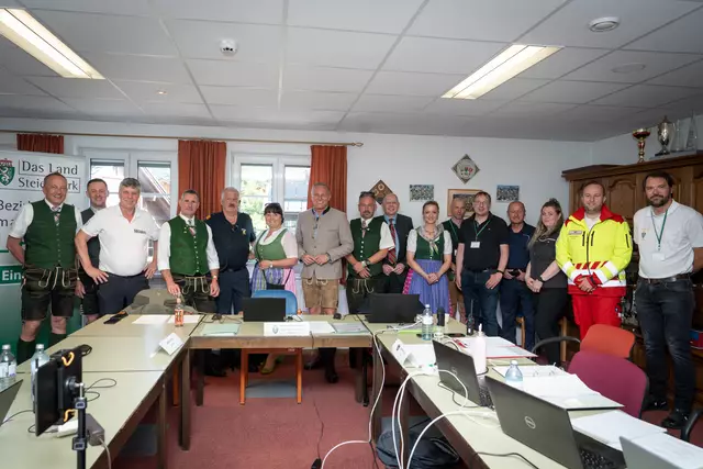 LH Mario Kunasek und LH-Stv. Manuela Khom dankten den Einsatzkräften beim Narzissenfest.  | Foto: Land Steiermark
