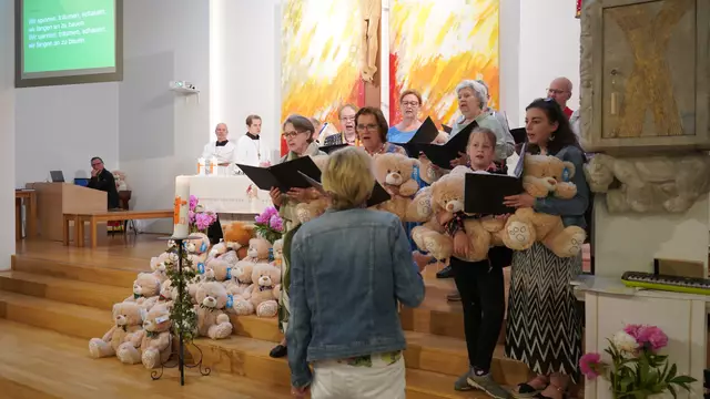 Aufmerksam hörten die Teddys den Gesängen zu – mitzusingen trauten sie sich nicht. | Foto: "Kellerkirche" St. Johannes / Clemens Weiss