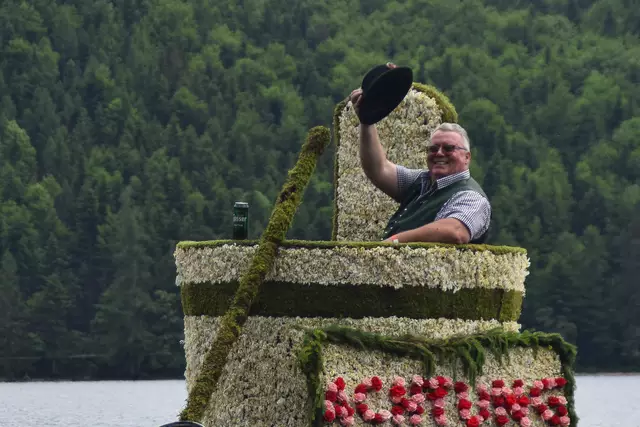 Narzissenfigur „Saunakübel“ des Narzissen Vital Resort Bad Aussee. Im Bild mit Florian Gattermeier. | Foto: Florian Radauer