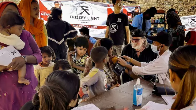 Medizin für die Vergessenen: Im Medical Camp werden Menschen in den Slums kostenlos behandelt, viele sehen zum ersten Mal einen Arzt. | Foto: Frizzey Light