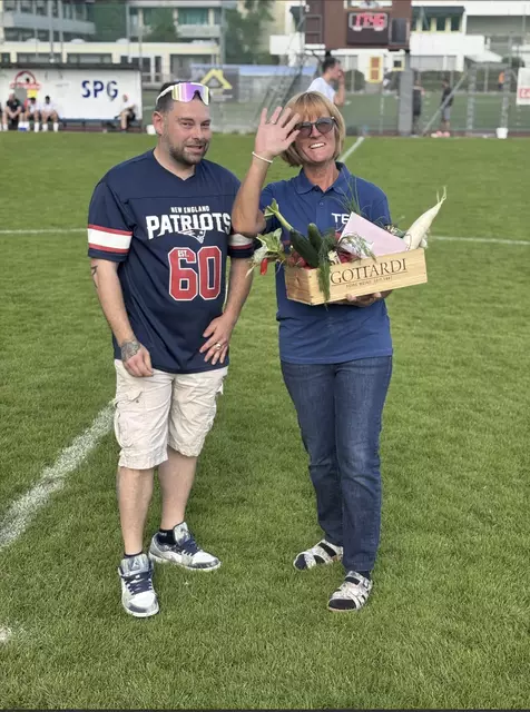 Nach 15 Jahren gibt es ein Dankeschön von der SPG Innsbruck West für Susi. | Foto: SPG IBK West