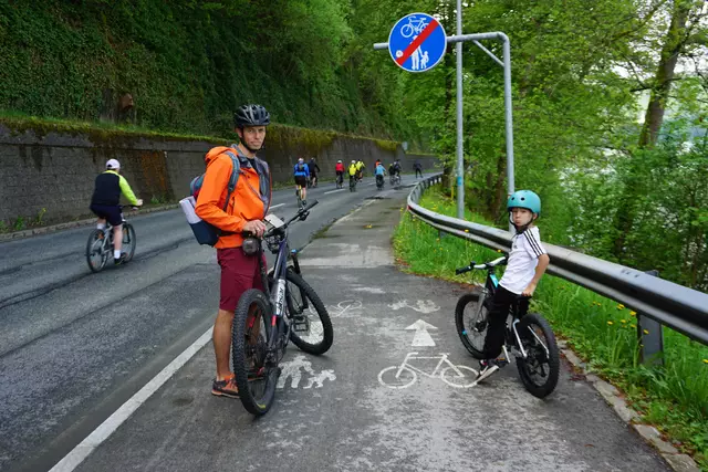 Radfahrer am Wörthersee-Südufer: Der Radweg endet abrupt – der folgende Abschnitt ist laut Radlobby gefährlich und für Tourismus wie Alltag unzumutbar.  | Foto: Radlobby Kärnten