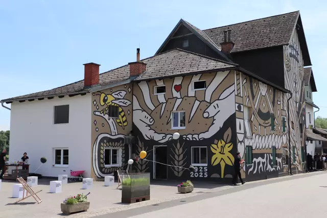 Die Haindl Mühle ist seit 100 Jahren im Familienbesitz. Zum Geburtstag erhielt das Gebäude mit historischen Mauern eine neue Fassade. Sie zeigt die Werte, wofür der Betrieb steht. Die Fassade wurde mit einem Kreativpreis ausgezeichnet.   | Foto: Edith Ertl
