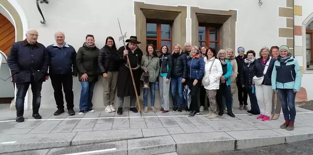 Die Bibliothekarinnen und Bibliothekare des Lungaus mit dem Nachtwächter in Mauterndorf | Foto: Cornelia Kendlbacher-Aigner