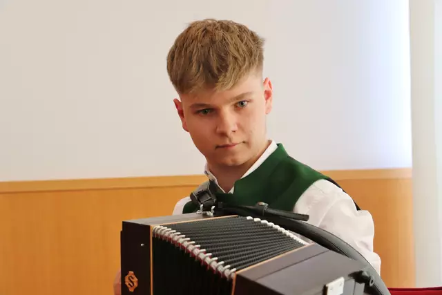 Seit über acht Jahren nimmt Dominik Peiser Musikunterricht, vier Jahre davon bei Robert Hafner. Jetzt holte sich der junge Gratweiner bei seinem ersten Antreten bei eIner Harmonika-Staatsmeisterschaft auf Anhieb den Vizestaatsmeister-Titel.  | Foto: Edith Ertl