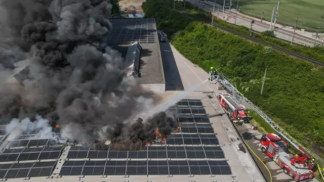 Speditionsdach in Marchtrenk in Flammen: Zwei Feuerwehren löschten die in Brand geratene PV-Anlage. | Foto: laumat.at