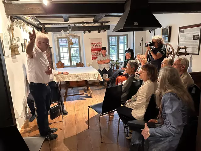 Erwin Schranz bei der Einleitung zur Märchenerzählerin Maria Krautsack alisa ''Miazi-Muam'' bei ''Mundartlesung im Museum'' | Foto: Lisa Stöckl 