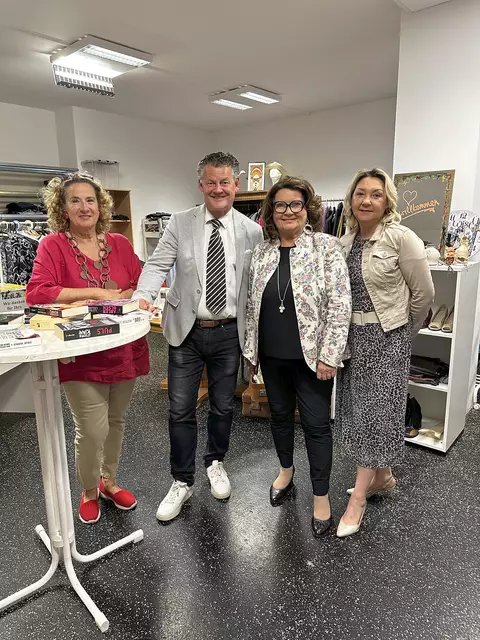 Manuela Tertschnig (Ehrenamtliche), Bürgermeister Christian Scheider, Elisabeth Scheucher-Pichler (Hilfswerk Kärnten) und Kathrin Partl (Hilfswerk Kärnten) im Stöberstübchen der Sozialservicestelle. | Foto: Hilfswerk Kärnten
