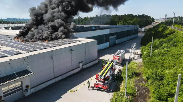 Speditionsdach in Marchtrenk in Flammen: Zwei Feuerwehren löschten die in Brand geratene PV-Anlage. | Foto: laumat.at