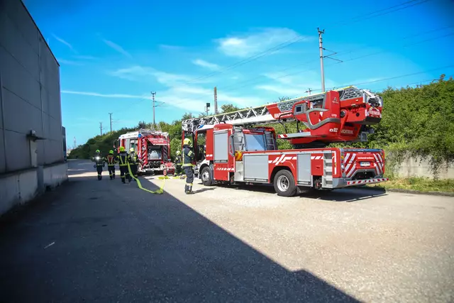 Speditionsdach in Marchtrenk in Flammen: Zwei Feuerwehren löschten die in Brand geratene PV-Anlage. | Foto: laumat.at
