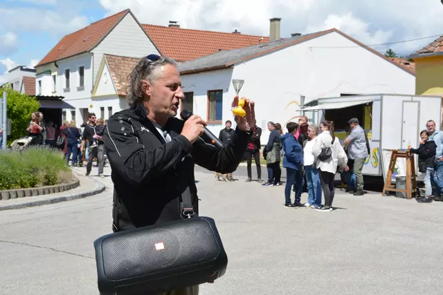 Das Entenrennen wurde natürlich auch moderiert, damit auch das Publikum in der hintersten Reihe nichts verpasste. | Foto: Jennifer Flechl