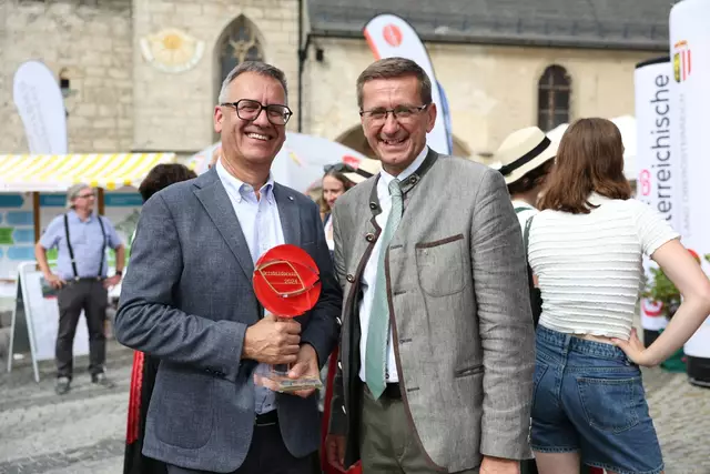 Landesrat Markus Achleitner mit Georg Seethaler, Bürgermeister von Rüstorf, das als Landessieger beim OÖ. Ortsbildpreis 2024 hervorgegangen ist. | Foto: Land OÖ/Tina Gerstmair