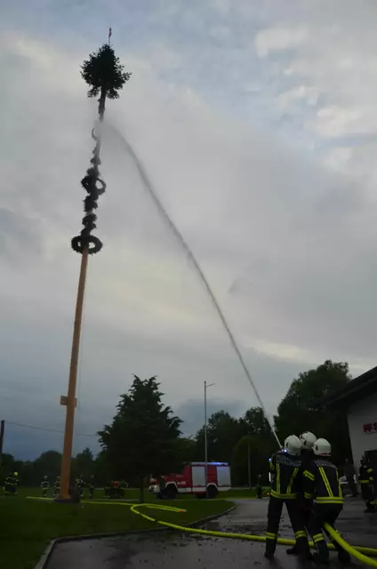 Vermutlich löste ein elektrischer Defekt an der Lichterkette im Bereich des mittleren Kranzes den Brand aus, | Foto: FF Schulleredt