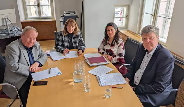 Peter Biwald und Dalilah Pichler vom KDZ (von rechts) im Gespräch mit Bürgermeisterin Silvia Drechsler und Kammeramtsdirektor Peter Dörner. | Foto: Stadtgemeinde Mödling
