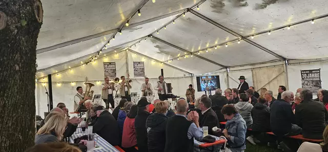 Im Festzelt sorgten fünf Musikgruppen bis in den Abend hinein für beste Stimmung. | Foto: Stoaschleidara