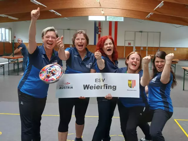 Der Jubel bei den siegreichen Damen ist groß. | Foto: ESV Weierfing