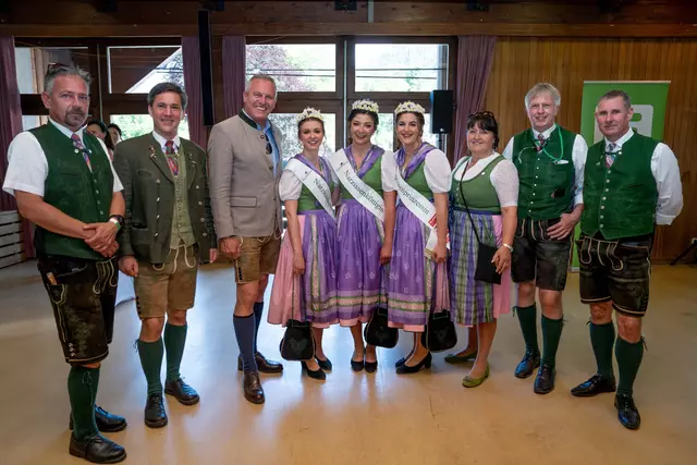 Bgm. Thomas Schönauer (Bad Aussee), Bgm. Franz Steinegger (Grundlsee), LH Mario Kunasek, LH-Stv. Manuela Khom, Narzissenfestvereins-Obmann Rudolf Grill und Bgm. Gerald Loitzl (Altaussee) mit den heurigen Narzissenhoheiten. | Foto: Land Steiermark
