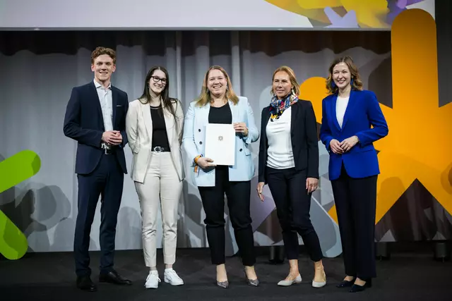 Am 28. Mai 2025 überreichte Bundesministerin Claudia Plakolm (r.) den Europa-Staatspreis 2025 in verschiedenen Kategorien. | Foto: Christopher Dunker, BKA