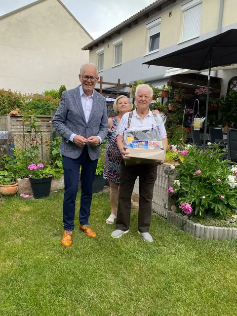 Vizebürgermeister Leopold Weinlinger, Ehegattin des Jubilars, Jubilar Rudolf Stepan | Foto: Marktgemeinde Absdorf