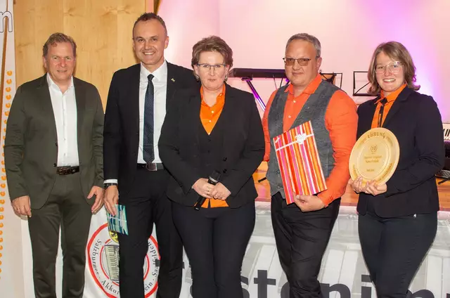 Muamer Kebic (2.vl.) wurde für 30 Jahre Mitgliedschaft geehrt, Wolfgang Frank (2.vr.) für 35 Jahre und Nina Frank (ganz rechts) für zehn Jahre.  | Foto: Salzburger Akkordeonverein Saalfelden