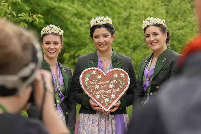 Die Narzissenkönigin Magdalena Egger mit den Narzissenprinzessinnen Celina Gschaider und Johanna Murauer beim Fotoshooting im Kurpark in Bad Aussee. | Foto: Stefan Schubert