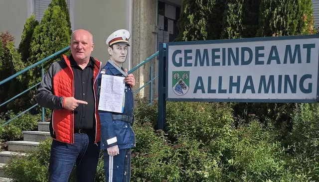 Bürgermeister Karl Kastner (ÖVP) freut sich, dass Vinzenz wieder in Allhaming ist. | Foto: Gemeinde Allhaming