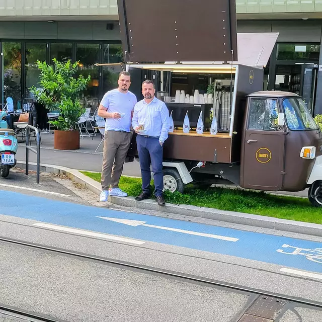 Für "entspannte Zugänglichkeit" wollen Berat Berisha und Stephan Pensold (v. l.) mit der offenen Fassade beim St. Peter Schulzentrum und mit der mobilen Version von Baristas Kaffee sorgen. | Foto: Baristas